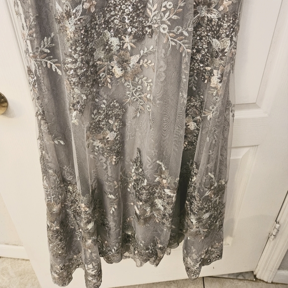 MAC DUGGAL PLATNIMUM EMBELLISHED V NECK ILLUSION LONG SLEEVE GOWN 8 NWOT - Picture 4 of 11